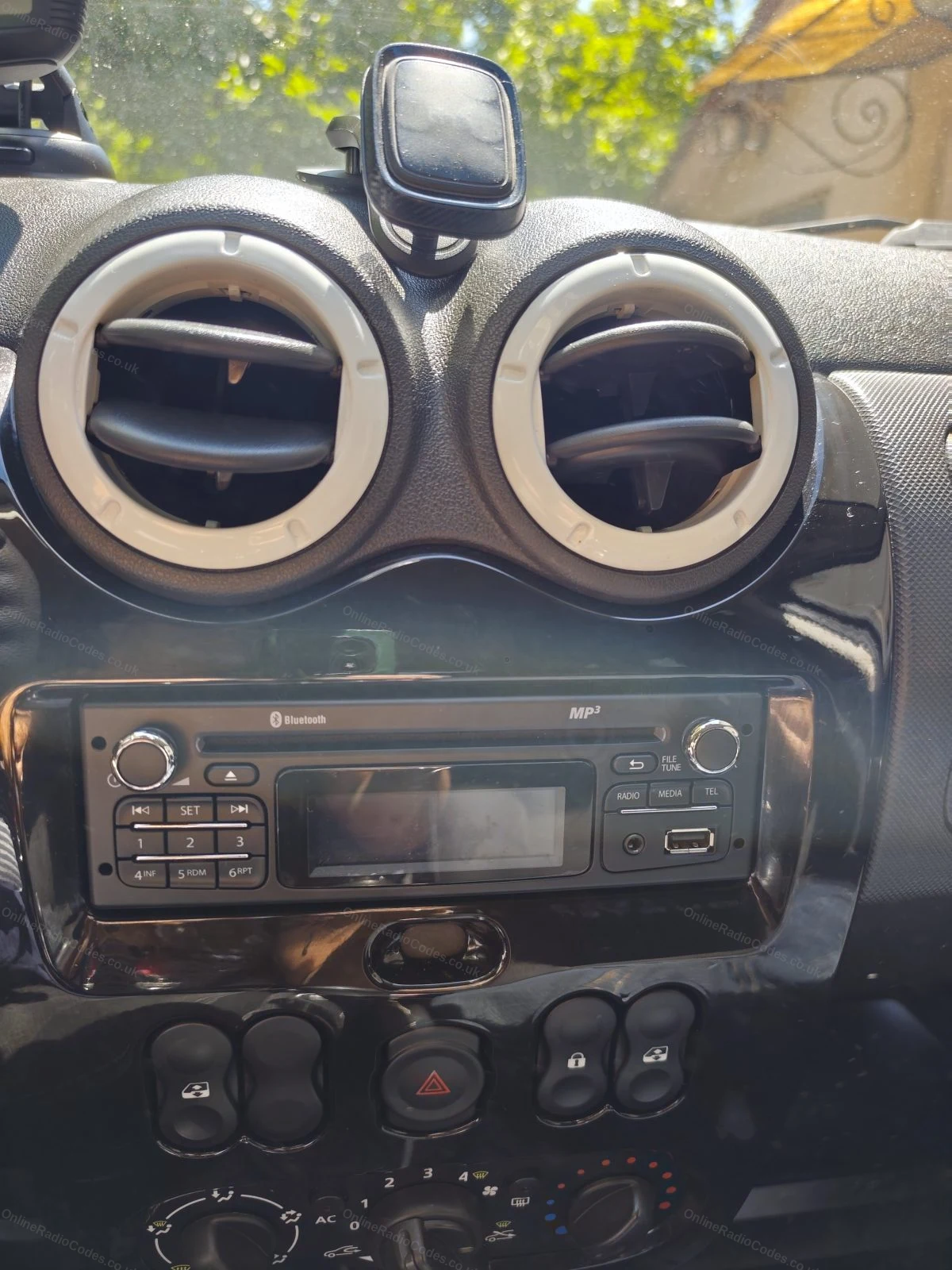 Standard radio fitted in the dashboard